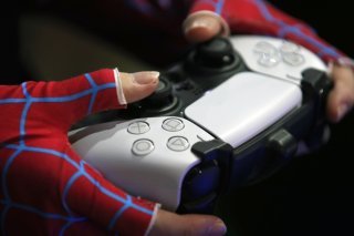 Evoquant un "environnement économique difficile", Sony a pris "la décision difficile d'augmenter le prix de vente conseillé" de sa PlayStation 5 aux Etats-Unis (image d'illustration). KEYSTONE/EPA/RUNGROJ YONGRIT